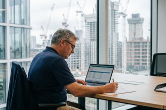 Manager de construction au bureau avec documents de paie