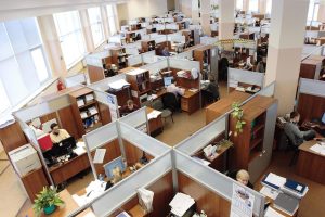 consultant en finance discutant avec des entrepreneurs dans un bureau moderne